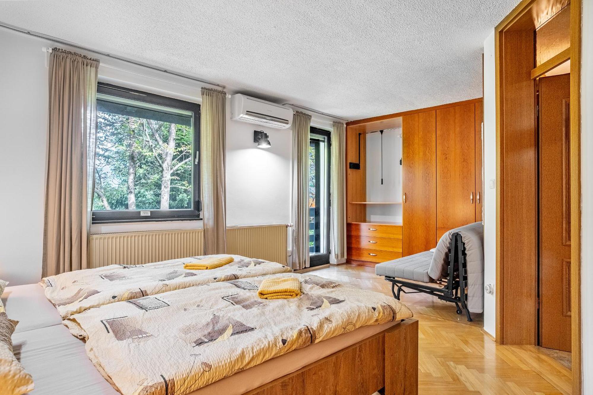 Resort Pod Orehi - Bled - Apartma & Glamping & Savna Rum bild