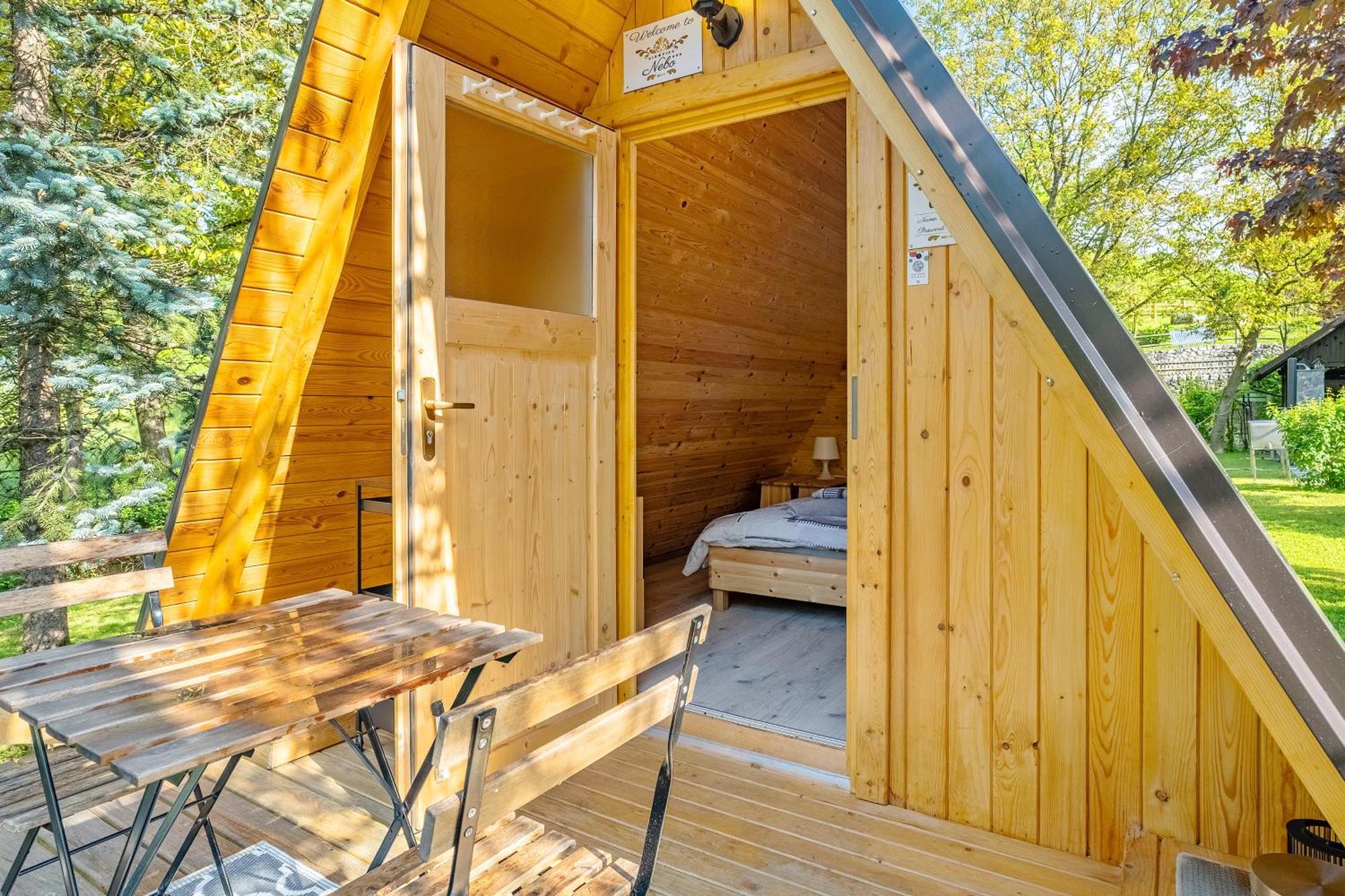 Resort Pod Orehi - Bled - Apartma & Glamping & Savna Rum bild